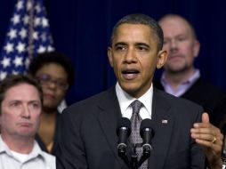 El presidente Barack Obama felicita al Senado durante una conferencia en La Casa Blanca. AP  /