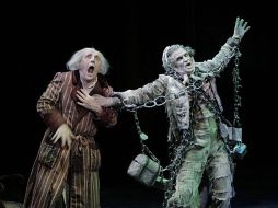 Los actores Raye Birk y Nathaniel Fuller representan a Scrooge y al fantasma de su socio Marley. ESPECIAL  /