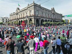 En medio de la manifestación hubo clientes que llegaron a regatear los productos que se exhibían en pleno cruce de Alcalde e Hidalgo.  /
