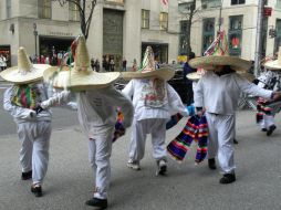 Mexicanos bailan una danza en la entrada de la catedral de San Patricio en la Quinta Avenida de Nueva York. EFE  /