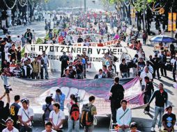 Alumnos normalistas marchan del Ángel de la Independencia hacia la Secretaría de Gobernación. EL UNIVERSAL  /