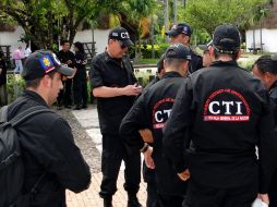 Autoridades de la Fiscalía colombiana esperan la llegada de los miembros del grupo criminal. EFE  /