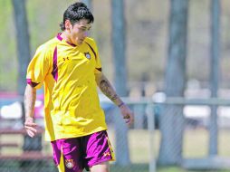 Rubens Sambueza conduce el esférico durante la práctica del conjunto de Estudiantes Tecos.  /