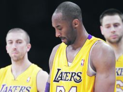 Kobe Bryant se desgarró el ligamento de la mano derecha, y podría estar inactivo de cuatro a seis semanas. AP  /