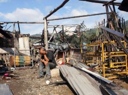 El poliducto transportaba gasolina, que se vertió sobre el arroyo y generó un gran incendio. AFP  /