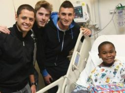Hernández, Evra y De Gea convivieron con pequeños de hospital en Manchester. ESPECIAL  /