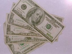 La divisa estadounidense mostró un avance de ocho centavos frente al peso. ARCHIVO  /