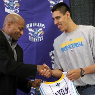 Presentan a Ayón con Hornets de Nueva Orleans