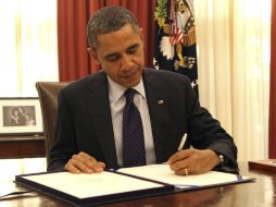 El presidente estadounidense, Barack Obama, firma la extensión por dos meses a los recortes de impuestos a la nómina. EFE  /