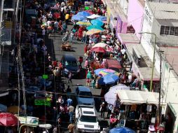 A los peatones se les ve entrar y salir de tienda en tienda buscando algún artículo para estas fechas.En la imagen Obregón.  /