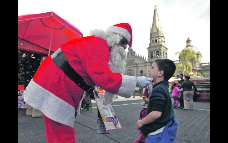 A algunos pequeños les basta con tocar a Santa Claus.  /