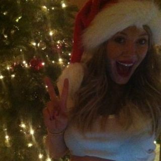 Felicita Hilary Duff en Navidad con mensaje en su panza por Internet