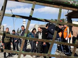 Un grupo de investigadores examinan el área donde ocurrieron las explosiones en la capital siria. EFE  /