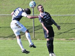 Giancarlo Maldonado (der.) pelea un balón por aire con el zaguero del Pachuca, Leobardo López.  /
