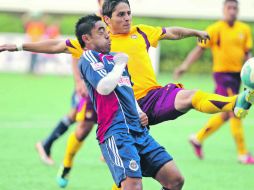 Édgar “Tepa” Solís, ex de Chivas y ahora con Tecos, despoja de un balón a su ex compañero Marco Fabián.  /