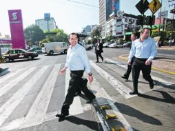 Ernesto Cordero, a la salida de un restaurante en el que ofreció una conferencia de prensa ayer en la Ciudad de México. EL UNIVERSAL  /