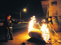 Cada año es común en esta época la quema de fogatas y llantas.  /