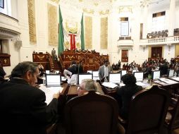 La mayoría de los 66 legisladores amanecieron en el reciento de la Asamblea en espera del dictamen del Presupuesto 2012.  /