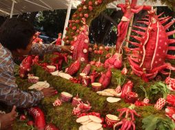 Hortelanos oaxaqueños realizan este día, diversas figuras creativas hechas de totomoxtle, flor inmortal y rábanos. NOTIMEX  /