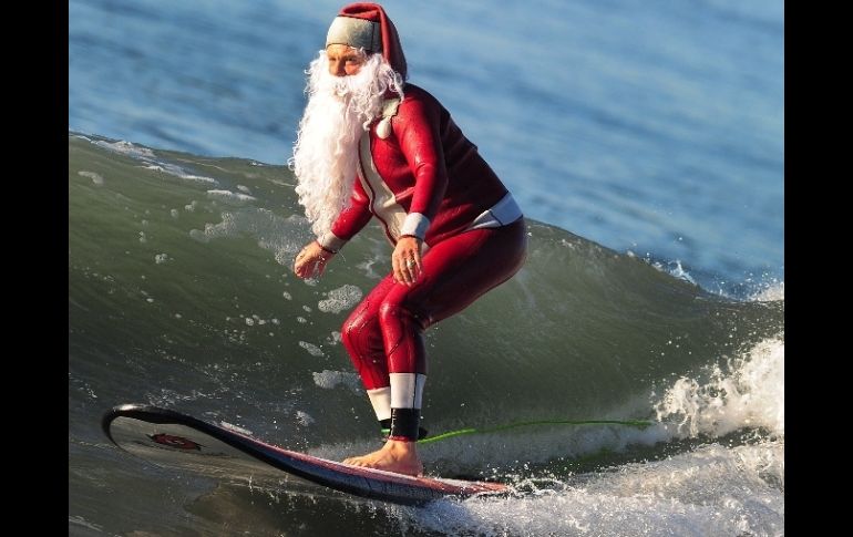 El viejo generoso usa un traje especial que le permite disfrutar de las olas. AFP  /