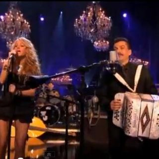 Paulina Rubio podría hacer gira de conciertos con Los Tigres del Norte