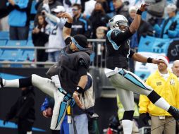 El mariscal de campo de las Panteras, Cam Newton (a la derecha), celebra la anotación contra los Bucaneros. AP  /