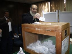 El candidato a la presidencia por la Línea Dura islamista, Hazem Abu Ismal, emite su voto para la segunda ronda. NTX  /