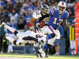 El receptor de los Bills, Stevie Johnson (13) y Wesley Woodyard (52) y Quinton Carter (28), de los Broncos. REUTERS  /