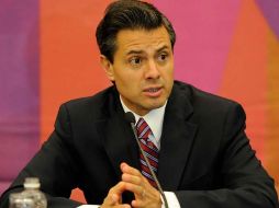 Al aspirante del PRI a la Presidencia de México, Enrique Peña Nieto, le llovieron críticas tras su pifia en la FIL.  /