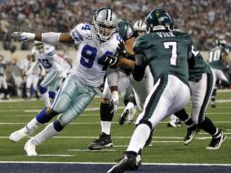 DeMarcus Ware (94), de los Vaqueros y Michael Vick. AP  /