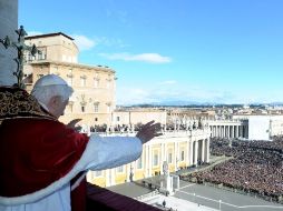 'Que el Señor socorra a la humanidad' dijo Benedicto XVI a miles de fieles en la Plaza de San Pedro. AFP  /