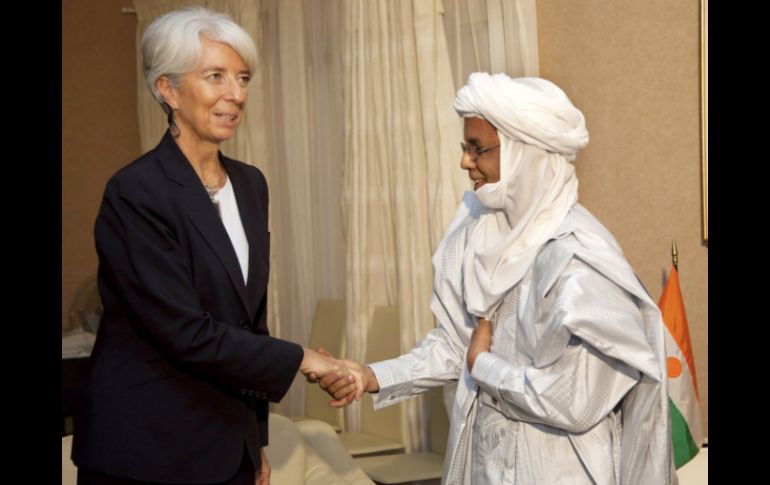 La directora del FMI Christine Lagarde saluda al primer ministro del Níger, Brigi Rafini, en Niamey. EFE  /