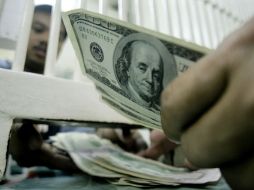 La moneda estadounidense se ubica en un precio máximo a la venta de 14.50 pesos. AP  /