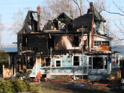 Aspecto de la casa que se incendió durante la noche navideña en Stamford. AP  /
