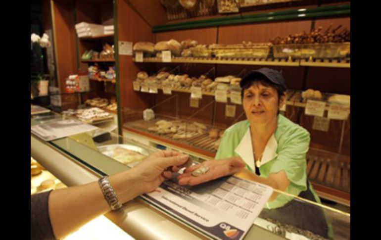 El IVA es un impuesto indirecto que afecta a los consumidores finales. AP  /