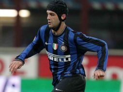 Cristian Chivu puede jugar como lateral y defensa central por lo que facilitaría la serie de movimientos a Mourinho. ESPECIAL  /