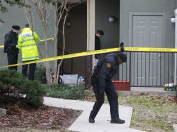 Policías acordonan la escena del crimen donde fueron halladas siete personas muertas en Dallas. AP  /