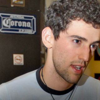 Luis Gerardo Méndez toma clases para conducir un microbús