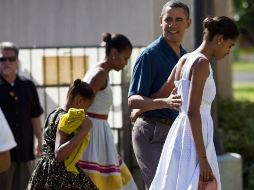 Barack Obama y su familia fueron a la  capilla de la base de Kaneohe después de cantar villancicos. EFE  /