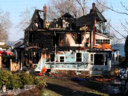 Bomberos trabajan para sofocar el fuego, que comenzó aproximadamente antes de las cinco de la mañana. AP  /