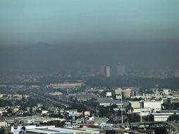 Desde diversos puntos de la ciudad, la densa capa de contaminación que cubrió la ciudad ayer fue notable a simple vista.  /