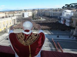 El papa Benedicto XVI saluda a las miles de personas  durante el tradicional Mensaje de Navidad. EFE  /