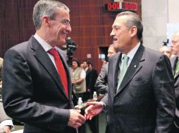 José González Morfín, presidente del Senado, saluda a Manlio Fabio Beltrones Rivera, coordinador de los priistas. EL UNIVERSAL  /