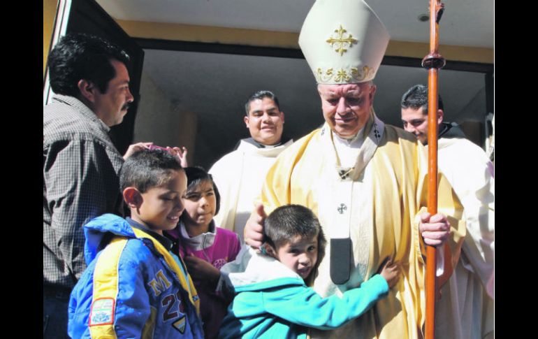 Algunos pequeños del albergue Paipid se acercaron al cardenal Juan Sandoval para abrazarlo, durante la celebración de la Navidad.  /