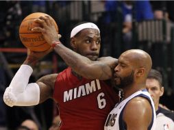 LeBron James (izq.) fue la figura de Heat de Miami en el partido ante los Mavericks. AFP  /