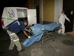 Semefo recogió los cuerpos para llevarlos a sus instalaciones e iniciar el proceso forense correspondiente. ARCHIVO  /