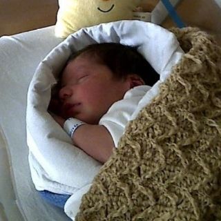 Ana Bárbara presenta a su tercer hijo