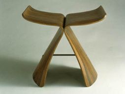 Su diseño ''El taburete mariposa'', ganó premio en Trienal de Milán 1957 y lo convirtió en una figura internacional del diseño. AP  /