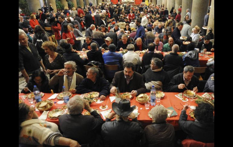 Italianos destinaron dos mil 300 millones de euros en el 'cenone' y 'Pranzo di Natale'. EFE  /