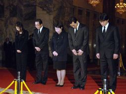 Delegaciones surcoreanas se reúnen con Kim Jon-Un, el nuevo líder de Corea del Norte para dar el pésame por su difunto padre. AFP  /